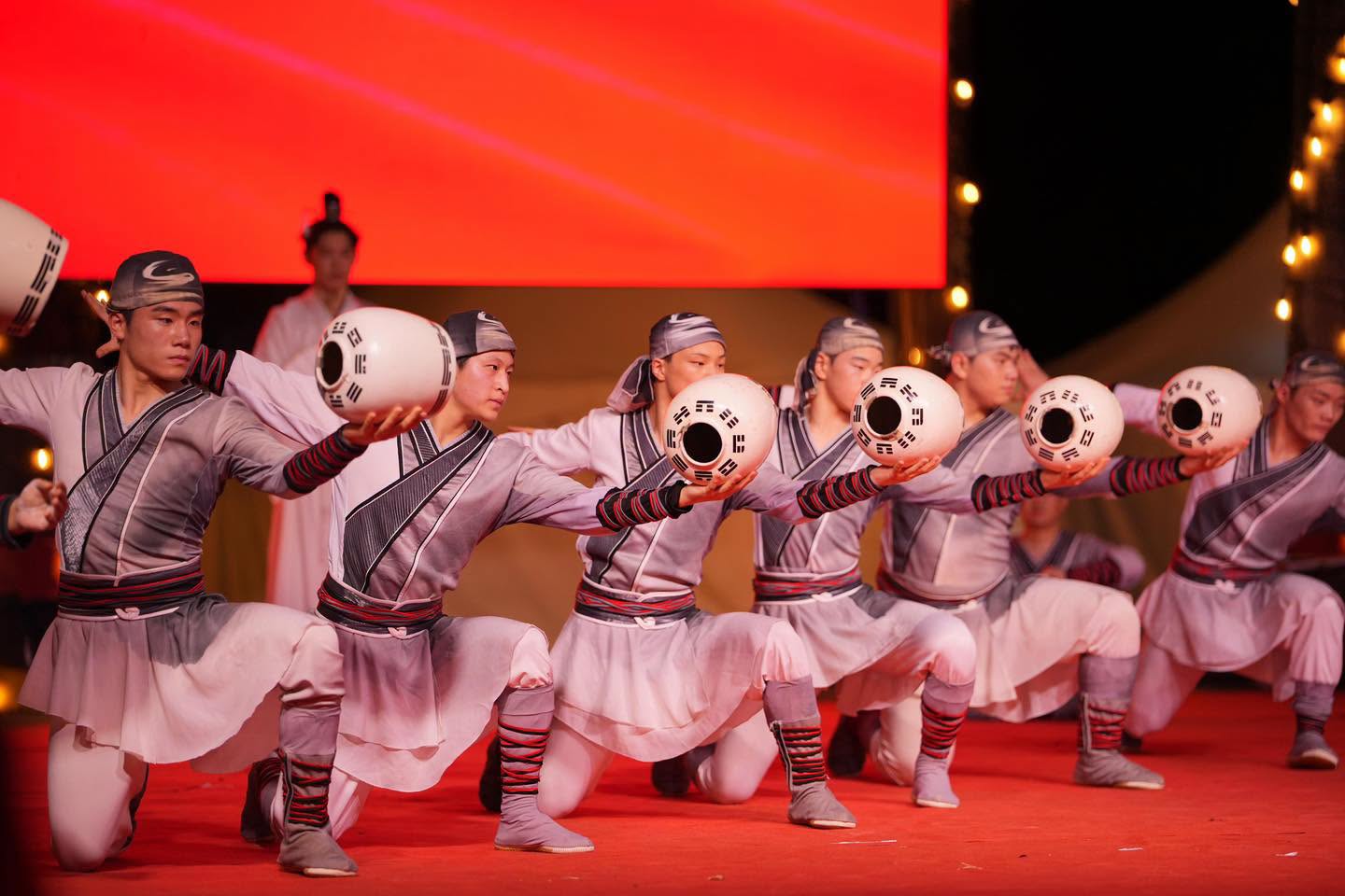 Chinese acrobatic troupe stuns State House audience