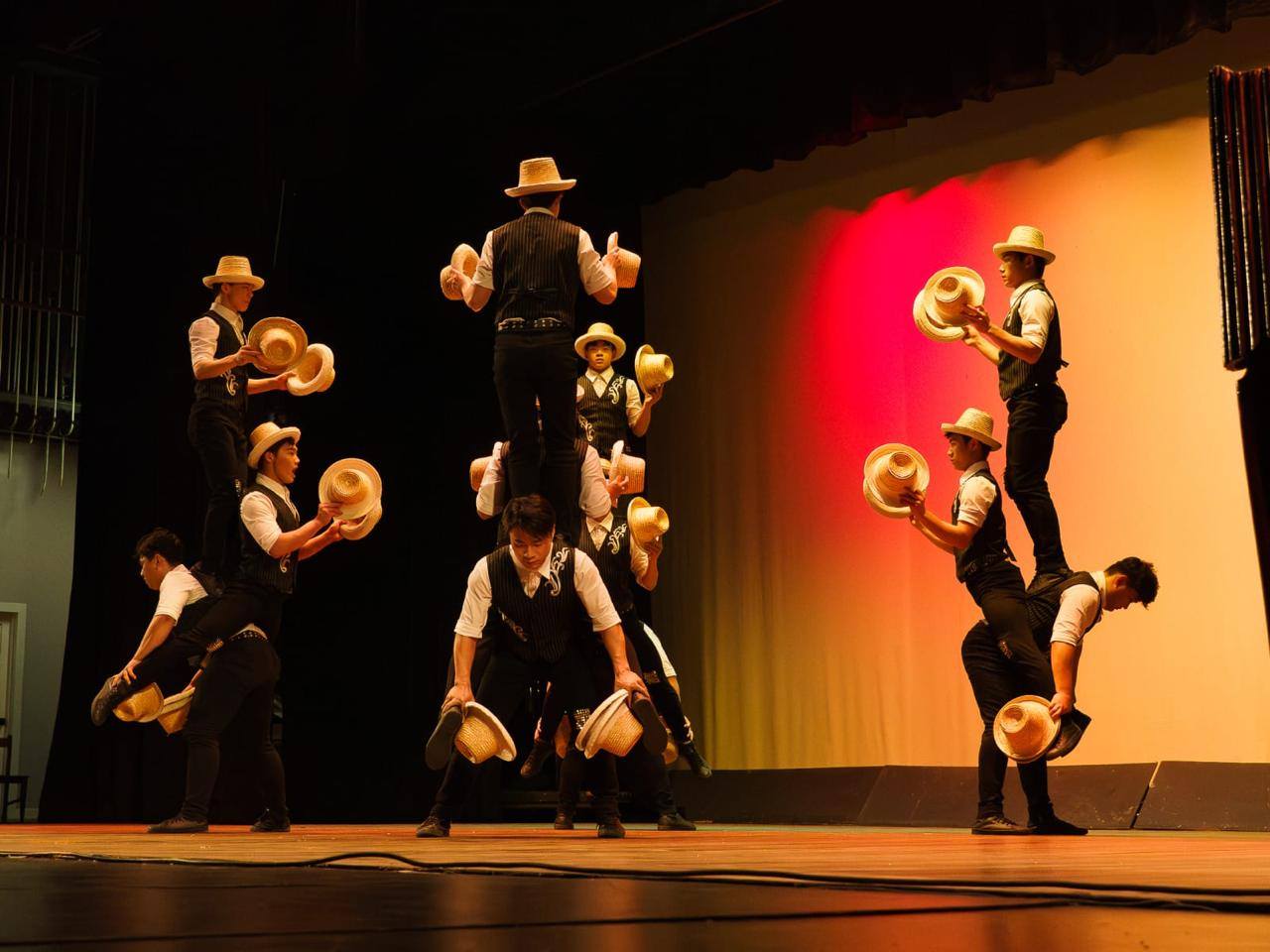 Chinese Acrobatic Troupe Wows Audience